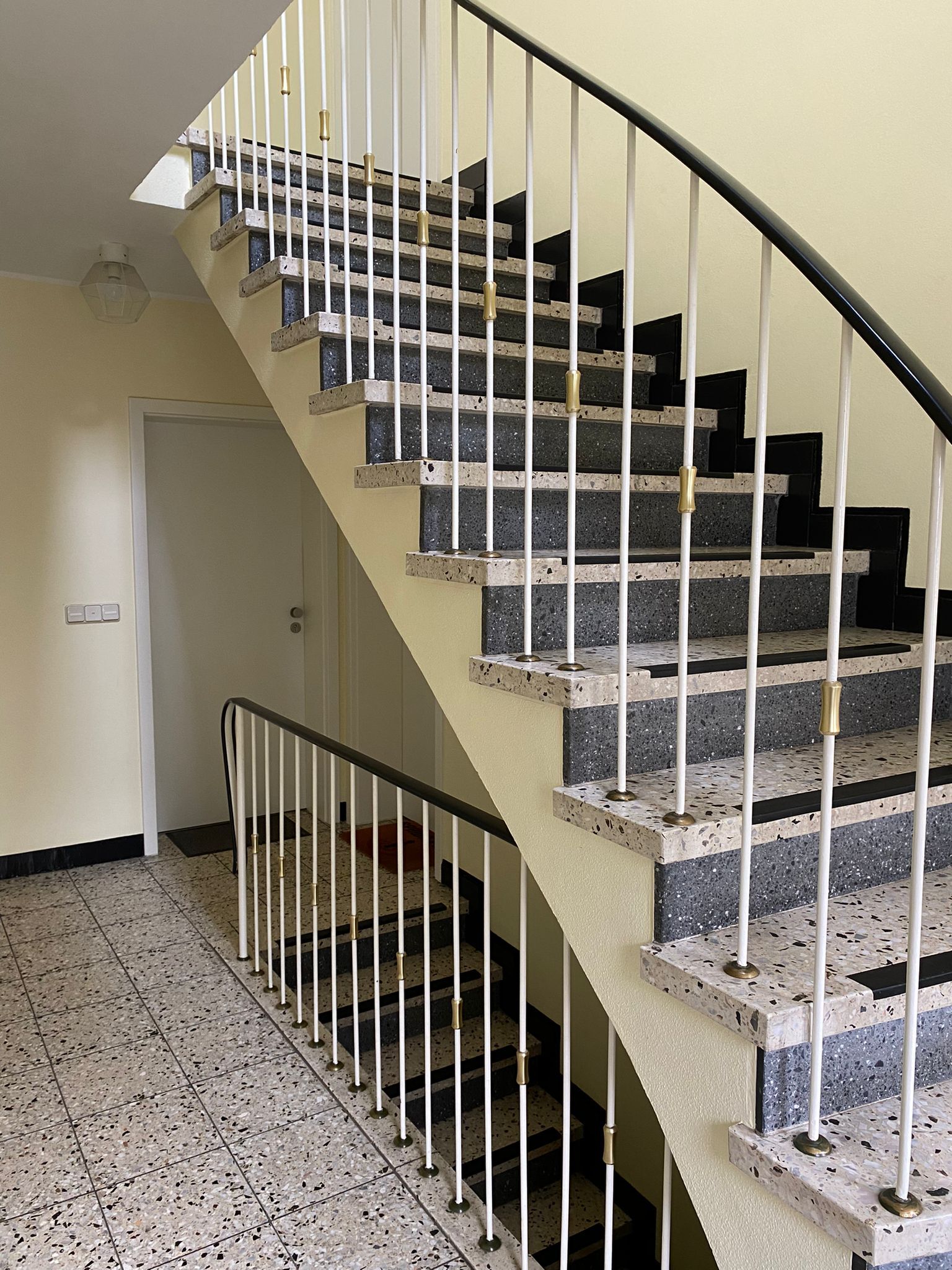 Gereinigtes Treppenhaus mit Geländer